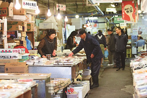 陸奧湊市場的朝食魅力，讓本地人和遊客有早起的動力／陳怡珊攝